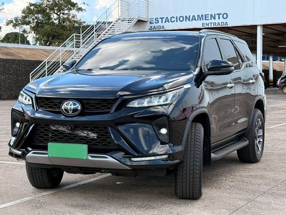 TOYOTA HILUX SW4 2.8 D-4D TURBO DIESEL DIAMOND 7L 4X4 AUTOMÁTICO
